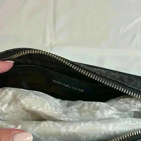 NWT! - 🔥Michael Kors Jet Set Large East West Crossbody Black/Silver MK Signature - Picture 8 of 9
